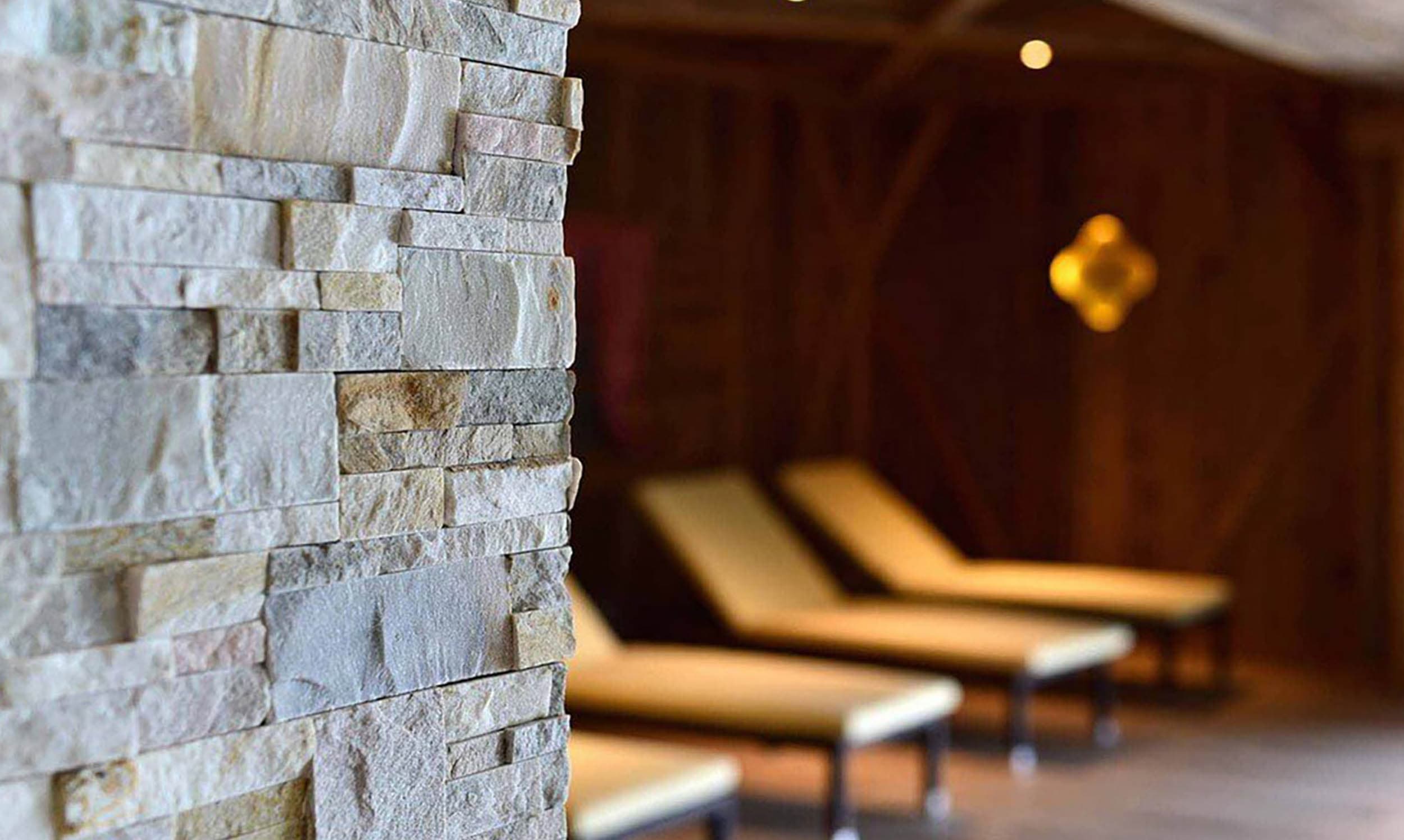 Wellness Montara Terenten Wellnesshotel Spa Pustertal Erlebnissauna Panoramasauna Infinity Pool Hotel Whirlpool Zirbenholz Ruheraum Massage Südtirol mit Sauna01 (3)